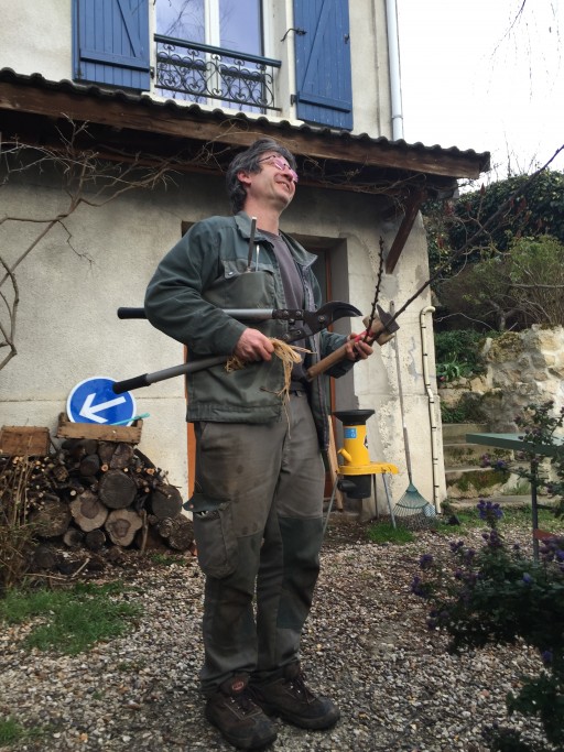 Alain avec ses outils et 2 branches de prunier "Reine claude"