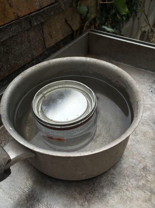 Chauffage au bain marie du mastic (juste histoire de le ramollir)