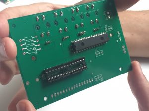 La socket du microcontrôleur (en bas à gauche et le MCP23017 (en haut à droite)