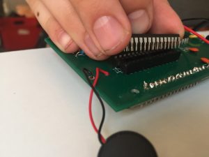 Le branchement du microcontrôleur dans la socket
